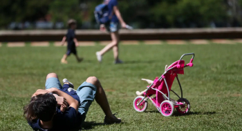 Licença-paternidade de até 20 dias é aprovada no Senado